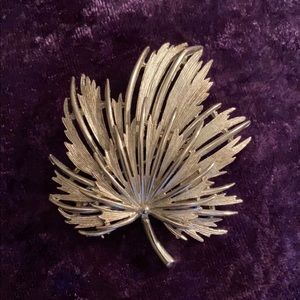 Lisner Leaf Brooch